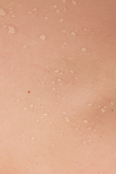 detalle de piel blanca hidratada con peca 