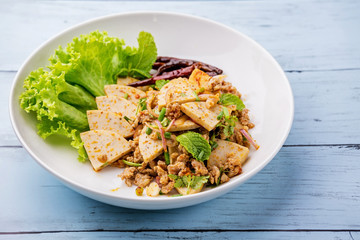 Spicy minced pork salad