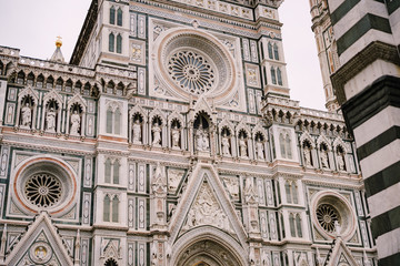 Naklejka premium Close-up of the facade of the building of Santa Maria del Fiore in Florence, Italy.