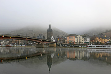 Fototapeta premium Bernkastel-Kues town reflected in the Moselle in winter 