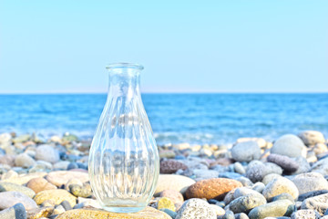 海にあるガラス壺