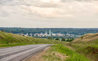 Obraz premium the road to the Orthodox monastery of the Optina Hermitage in Kozelsk, Kaluga region