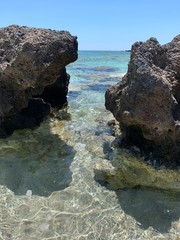 klares wasser felsen bucht kreta