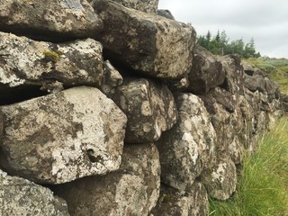 steinmauer gro&szlig;e steine brocken island