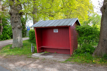 Fototapeta na wymiar Rotes Häuschen an Bushaltestelle .