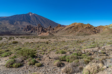 Blick über den Krater auf den Gipfel des Teide-Vulkans auf Teneriffa © zauberblicke