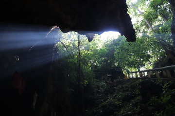 Halo lumineux dans la grotte de la mort à Battambang, Cambodge	