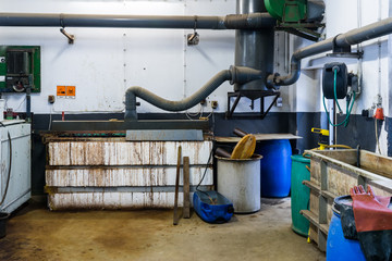 Galvanisierungswanne mit Warnschildern