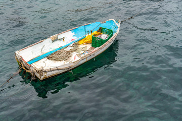 Das kaputte Boot eines Fischers auf dem Wasser