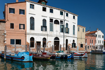 Obraz na płótnie Canvas Widoki Wenecji, z kanałami, łodziami i starą architekturą.