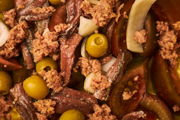 Ensalada de atún, anchoas, cebolla, aceitunas y tomate
