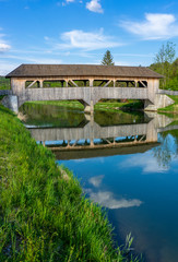 Fototapeta na wymiar Überdachte Holzbrücke über den Isarkanal, nähe Icking und Schäftlarn bei der Aumühle