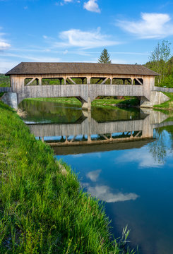 &Uuml;berdachte Holzbr&uuml;cke &uuml;ber den Isarkanal, n&auml;he Icking und Sch&auml;ftlarn bei der Aum&uuml;hle