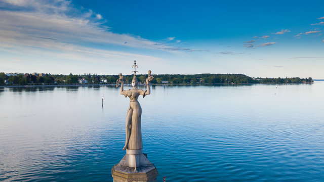 Imperia Statue mit Korona Maske (Konstanz am Bodensee)