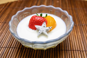 フルーツをトッピングした牛乳プリン