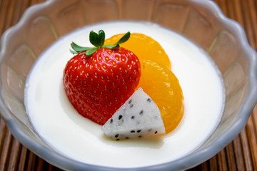 フルーツをトッピングした牛乳プリン