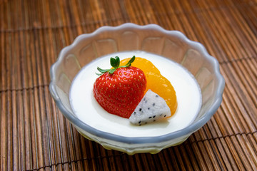 フルーツをトッピングした牛乳プリン