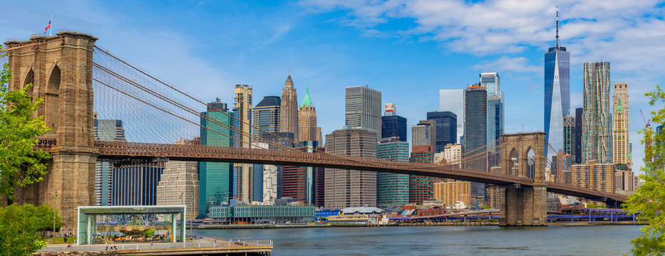 Fototapeta Brooklyn Bridge and Manhattan skyline as seen from Brooklyn Bridge Park, New York City