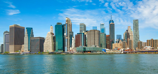 Naklejka premium Widok na dolny Manhattan z Brooklyn Bridge Park w Nowym Jorku