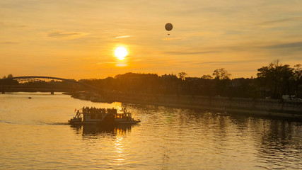 Barco en un río de Cracovia