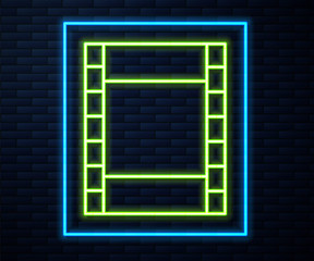 Obraz premium Glowing neon line Play Video icon isolated on brick wall background. Film strip sign. Vector Illustration