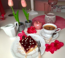 Ein Stück Kirschkuchen mit Kaffee
