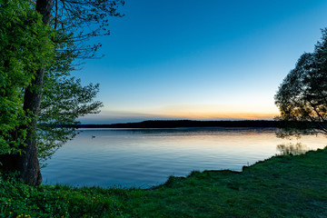 Jezioro i zachód słońca