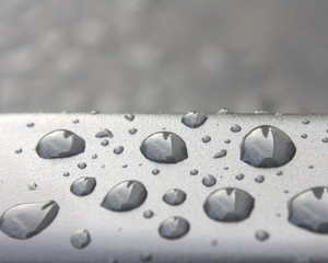gouttelettes de pluie sur texture grise en métal