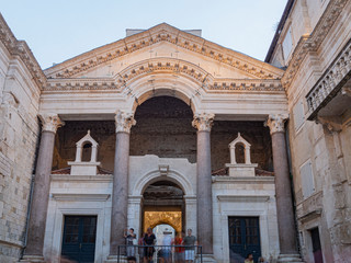 Obraz premium El Peristilo del Palacio de Diocleciano en Split, Croacia, verano de 2019.