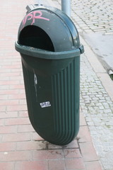 Mülleimer am Straßenrand