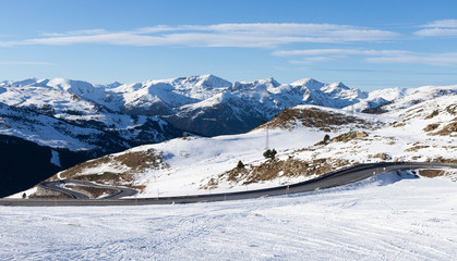 Fototapeta na wymiar Pirineos nevados