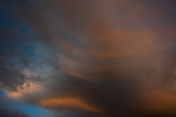 Naklejka na ściany i meble Wellenförmige Wolken in der Abendsonne
