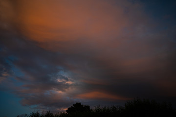 Obraz na płótnie Canvas Wellenförmige Wolken in der Abendsonne