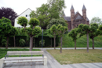 Blick vom Rhein-Boulevard auf St. Germanus Basilika Wesseling
