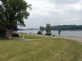 Rheinpark mit Rheinuferpromenade