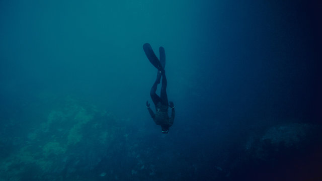 Freediver descending 