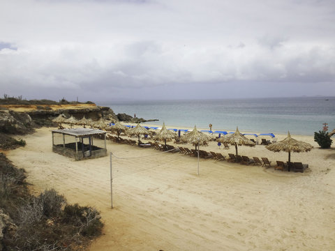 playa cubagua en isla margarita venezuela mar arena blanca rojiza sol sombrillas