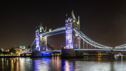 Fototapeta na wymiar Tower Bridge in London at night