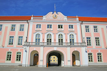 Obraz premium The Parliament of Estonia building on Toompea hill in the central part of the old town, Tallinn, the capital of Estonia. It is dated from the 9th century.
