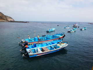 Obraz premium botes en el mar puerto lopez