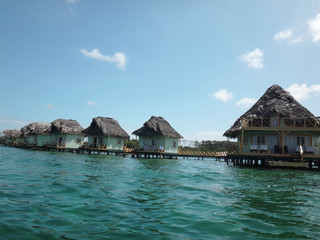 vista desde un bote de palafitos en bocas del toro panama