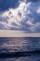 Obraz premium Amazing sea sunset, the sun, waves, clouds