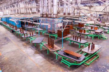 Process of painting wood automatically in a furniture factory