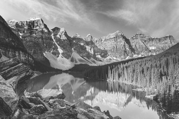 Obraz premium Wonderful Vivid nature scenery. Fantastic views of the turquoise alpine lake, Trees and majestic mountains, under sunlight. Amazing nature mountain landscape. beautiful background for design and post