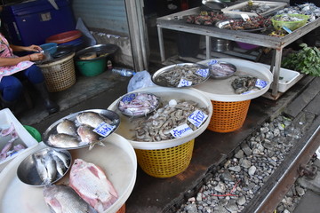 バンコク郊外の世界的に有名な線路市場　タイ