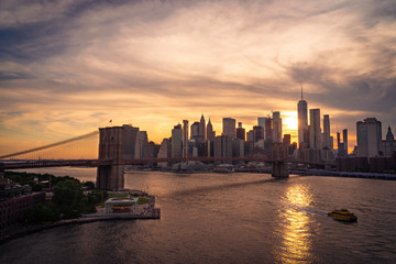 Fototapeta na wymiar Sunset over NYC with Brooklyn Brisge