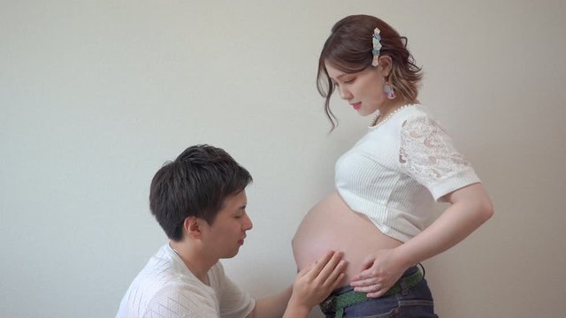 妊婦さんとパパ　両親　家族