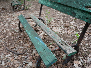 Fototapeta premium 劣化したベンチ