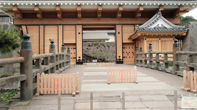 巨大で美しい御楼門