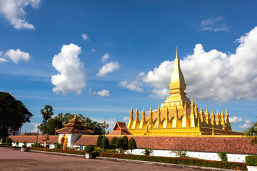 Obraz premium Pha tat luang monument and the tourist in Vientiane Laos
